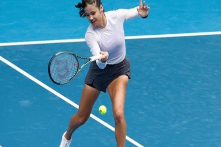 Australian Open: Emma Raducanu พร้อมเล่นในเมลเบิร์นหลังจากได้รับบาดเจ็บที่ข้อเท้า